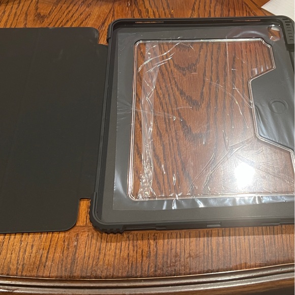 Ipad pro 12.9-inch (3rd Generation) model number  A2014Black Tablet Case - Picture 4 of 9